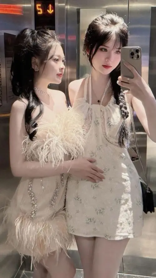 Gái xinh đang chạy nhẹ trên bãi cỏ mùa xuân mặc váy voan bay bay, tóc xõa tự do, tay vươn lên trời với nụ cười rạng rỡ hồn nhiên.