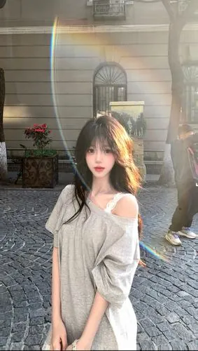 Ảnh gái xinh đang ngồi trên xe hơi sang trọng với ánh nhìn xa xăm đầy kiêu sa và bộ trang sức kim cương lấp lánh làm nổi bật làn da trắng sứ cùng khí chất của một quý cô quý phái.