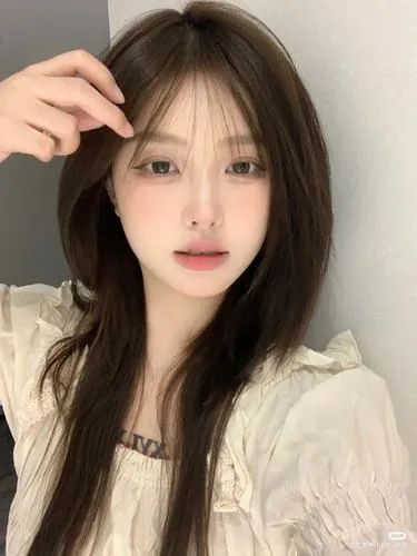 Mỹ nhân Trung Quốc khoe vẻ đẹp trong veo khi diện chiếc áo sơ mi trắng đơn giản và quần jean năng động sải bước trên sân trường mang lại một cảm giác thanh xuân vô cùng dễ thương và hấp dẫn.