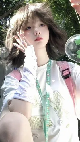 Tỷ tỷ xứ Trung khoe đôi chân dài miên man trong chiếc chân váy ngắn thời thượng khi đang đứng chờ xe buýt dưới cơn mưa phùn tạo nên một khung cảnh lãng mạn và vẻ đẹp vô cùng quyến rũ nóng bỏng.