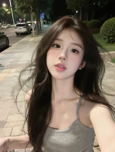 Khoảnh khắc nàng thơ sở hữu đôi môi mọng đỏ cùng làn da trắng mịn màng đang tựa đầu bên khung cửa sổ mờ sương tạo nên một cảm giác u buồn đầy lãng mạn và vẻ đẹp vô cùng sexy lôi cuốn.