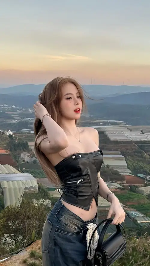 Cô đang nằm sấp trên thảm picnic cầm que kem, tóc thắt đuôi ngựa cao, má phúng phính hồng hào trong không khí thoáng mát dễ chịu.