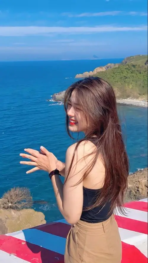 Mỹ nhân đứng thẳng tắp bên khung cửa kính mặc áo dài trắng tinh, tóc xõa ngang vai óng ả, ánh mắt dịu dàng nhìn xa xăm đầy thanh tú.