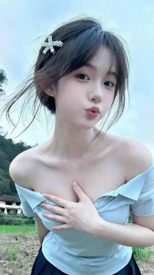 Cô bé ngồi trên xích đu gỗ mặc váy jeans ngắn và áo hoodie, tóc đuôi gà cao, mắt long lanh cười tươi dưới ánh chiều tà dịu nhẹ.