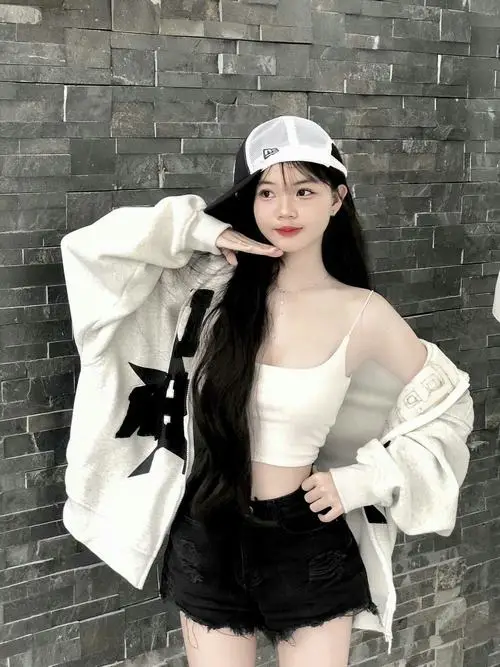 Cô bé đang cầm bó hoa dại nhỏ chạy nhẹ trên thảm cỏ xanh, váy cotton bay bay, biểu cảm vui tươi với đôi mắt tròn xoe đầy sức sống.