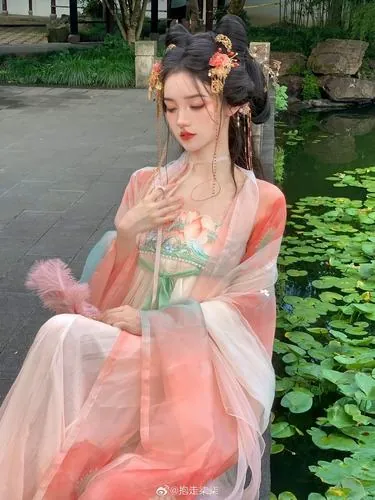 Ảnh người đẹp cổ trang ngồi gảy đàn tranh giữa rừng trúc xanh mướt tạo nên một không gian âm nhạc đậm chất hoài cổ thanh tịnh. Vẻ ngoài cute của nàng khi tập trung khiến bao chàng trai phải say đắm lòng.