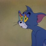 Mèo Tom buồn ngủ đến nỗi phải dán mắt mở Mèo Tom buồn ngủ đến nỗi phải dán mắt mở