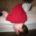 Người bạn nằm dài trên giường Người bạn nằm dài trên giường