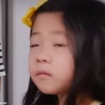 Bé gái buồn ngủ, ánh mắt lờ đờ Bé gái buồn ngủ, ánh mắt lờ đờ