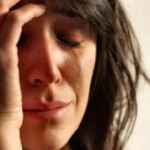 Cô gái buồn bã bên góc phố vắng người Cô gái buồn bã bên góc phố vắng người