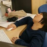 Một cô nàng gục đầu bên bàn phím Một cô nàng gục đầu bên bàn phím