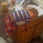 Bé trai buồn ngủ Bé trai buồn ngủ