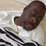 Anh da đen buồn ngủ quá nên ngủ gục Anh da đen buồn ngủ quá nên ngủ gục