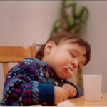 Bé trai vừa ăn vừa ngủ Bé trai vừa ăn vừa ngủ