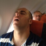 Người bạn gục đầu trên ghế rất mệt Người bạn gục đầu trên ghế rất mệt