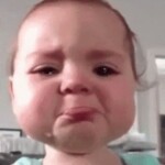 Một em bé mếu máo bên bàn ăn tối Một em bé mếu máo bên bàn ăn tối