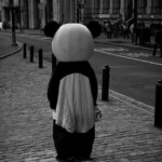 Người cosplay gấu trúc đứng buồn bã Người cosplay gấu trúc đứng buồn bã